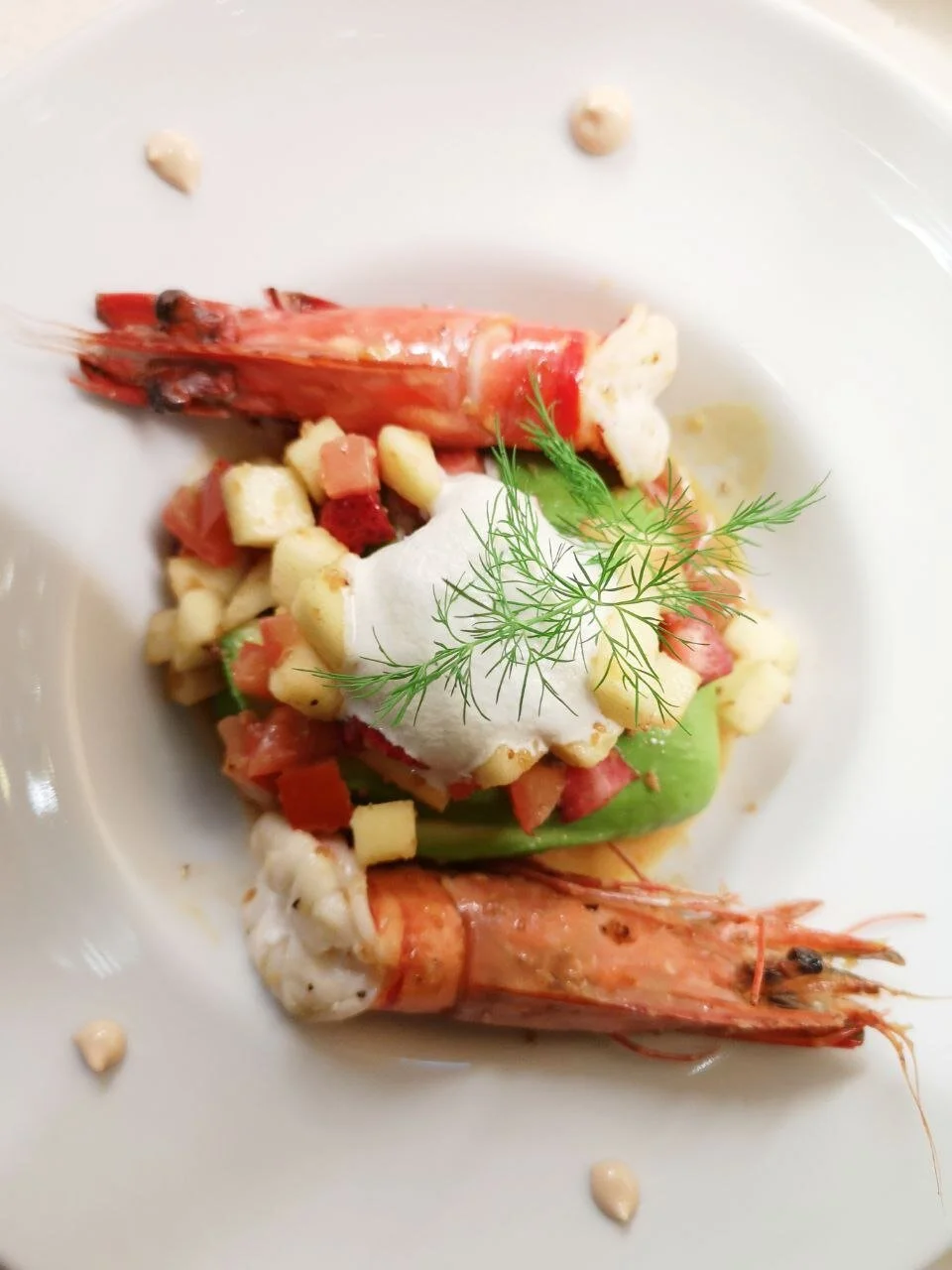 Gambas et légumes frais dressés à l'assiette